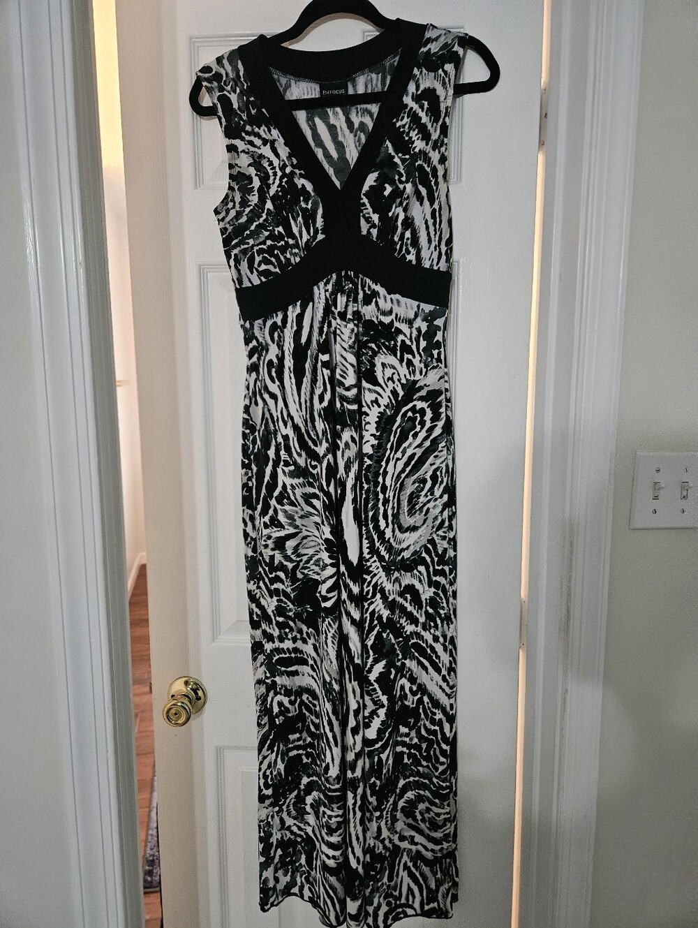 En Focus Studio Black & White Abstract Print Maxi Dress